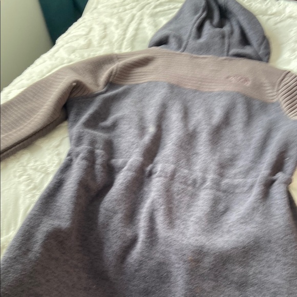 The North Face Gray Utility Jacket with Hood and Fitted Silhouette - Picture 6 of 7